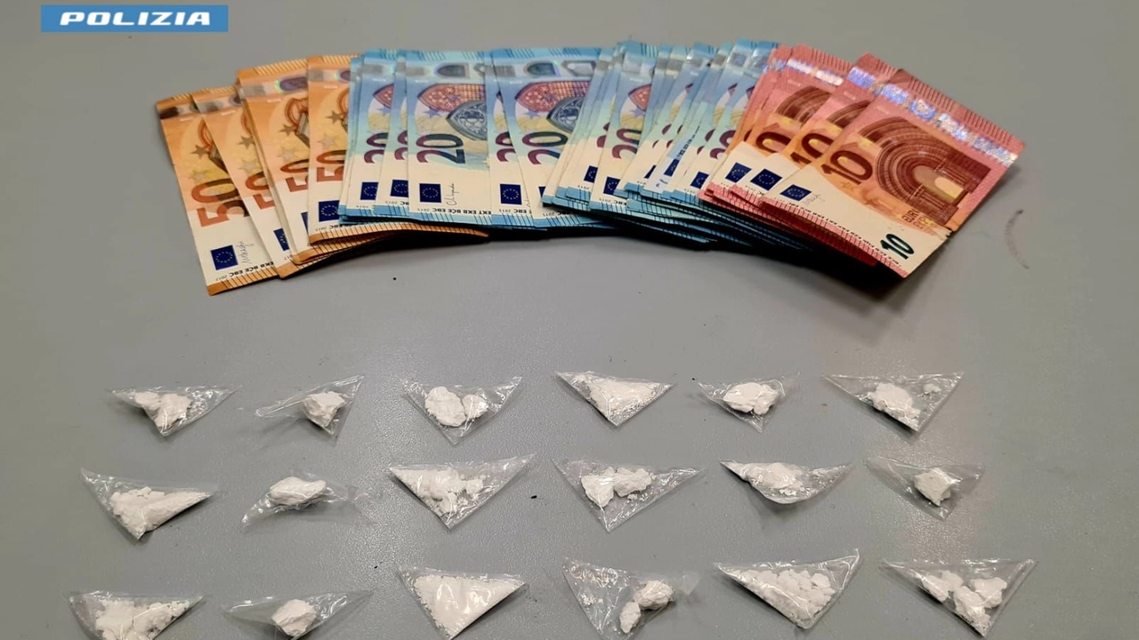 Le dosi di cocaina e il contante trovati nell'auto del pregiudicato Le dosi di cocaina e il contante trovati nell'auto del pregiudicato