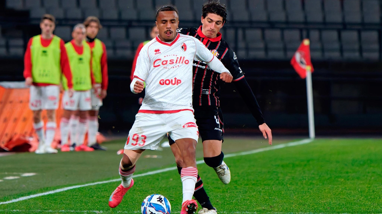 Emile Dorval, difensore del Bari, vittima di presunte accuse razziste di Vazquez Emile Dorval, difensore del Bari, vittima di presunte accuse razziste di Vazquez