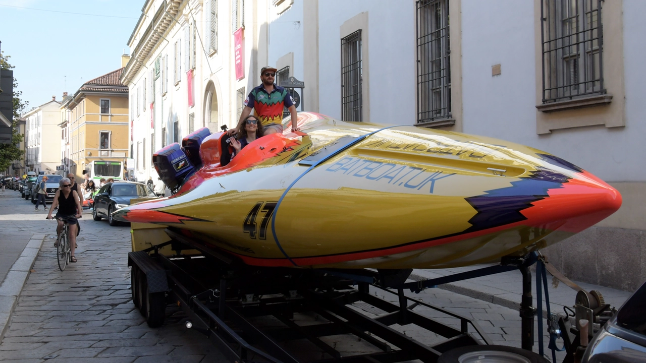 La tradizionale parata delle barche che parteciperanno al Raid ha preceduto la sfida lungo i 414 chilometri d’acqua tra Ticino e Po La tradizionale parata delle barche che parteciperanno al Raid ha preceduto la sfida lungo i 414 chilometri d’acqua tra Ticino e Po