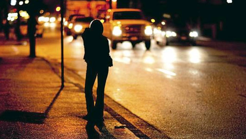 Lo sfruttamento della diciannovenne era iniziato nel 2016 poi la ragazza ha trovato un connazionale disposto ad aiutarla e ha denunciato alla polizia ciò che stava subendo Lo sfruttamento della diciannovenne era iniziato nel 2016 poi la ragazza ha trovato un connazionale disposto ad aiutarla e ha denunciato alla polizia ciò che stava subendo