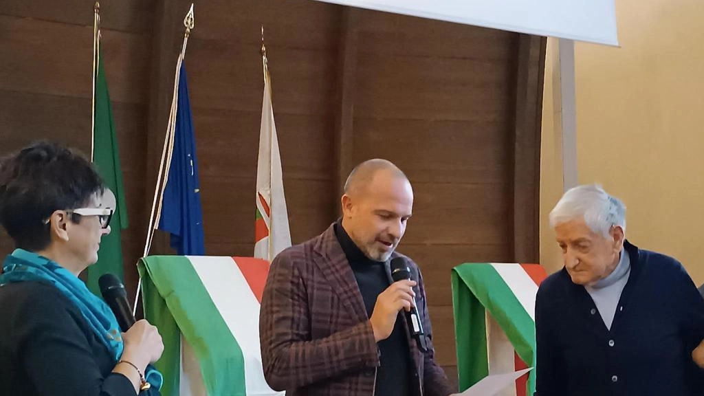 La cerimonia di consegna delle benemerenze Riccardo Lonati Rinaldo Mezzanzanica e alla scuola materna La cerimonia di consegna delle benemerenze Riccardo Lonati Rinaldo Mezzanzanica e alla scuola materna