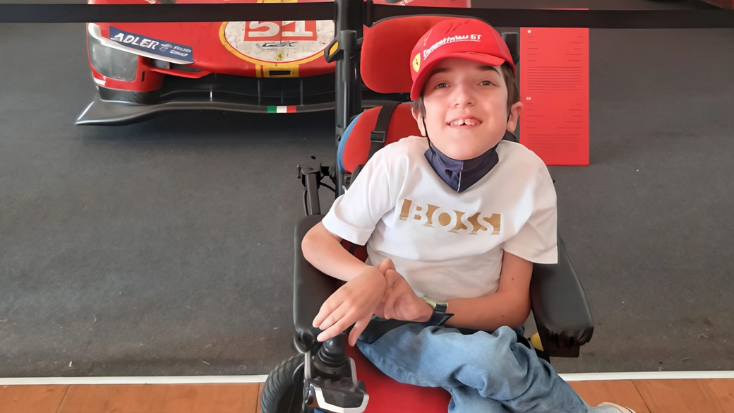 Tommy, affetto da Sma, supera le aspettative grazie ai progressi della ricerca scientifica e sogna di diventare giornalista sportivo. Tommy, affetto da Sma, supera le aspettative grazie ai progressi della ricerca scientifica e sogna di diventare giornalista sportivo.