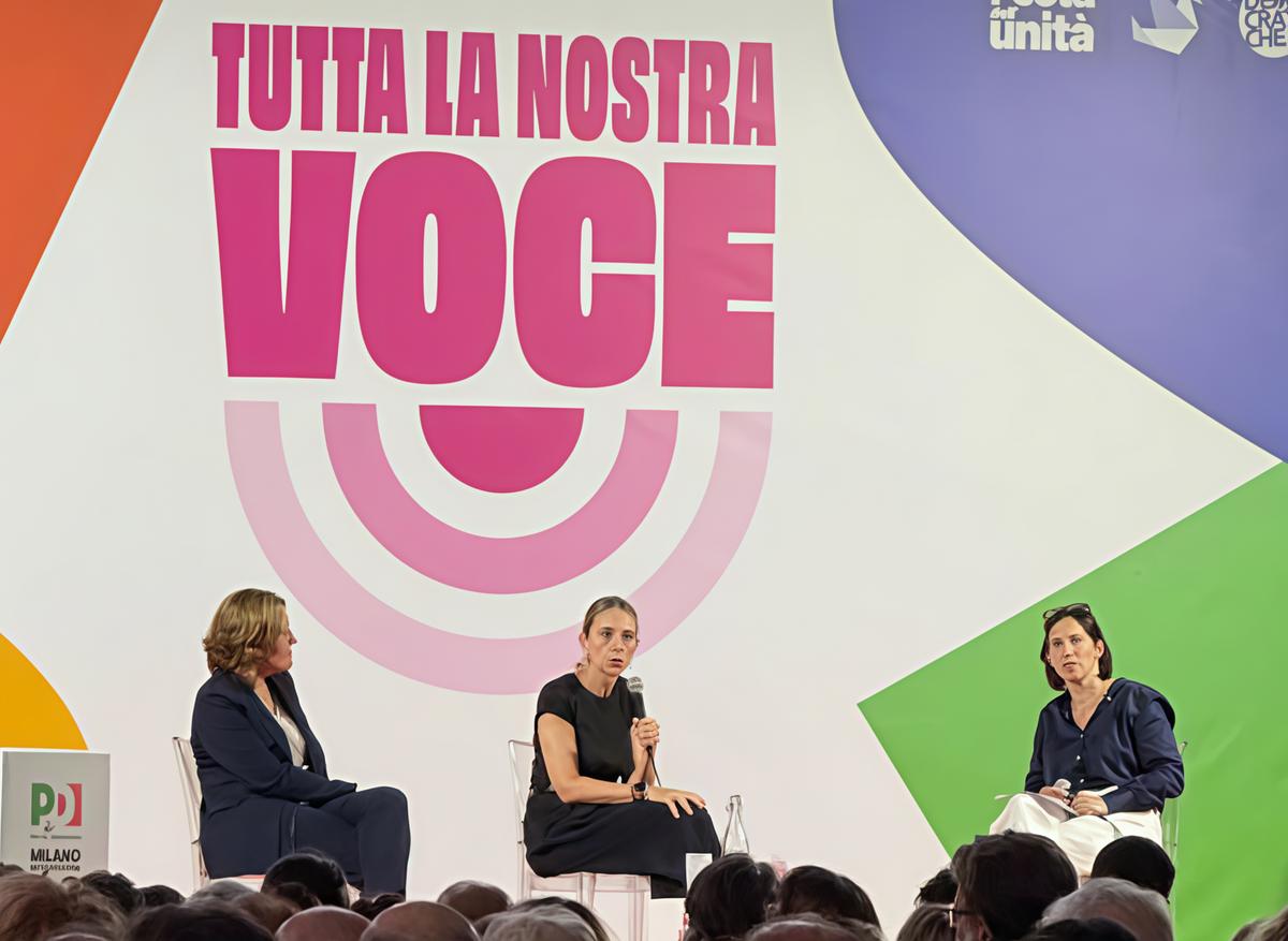 Festa dell’Unità “bilingue“. Schlein parla in inglese di politica estera e Flotilla. E dribbla il caso San Siro Festa dell’Unità “bilingue“. Schlein parla in inglese di politica estera e Flotilla. E dribbla il caso San Siro