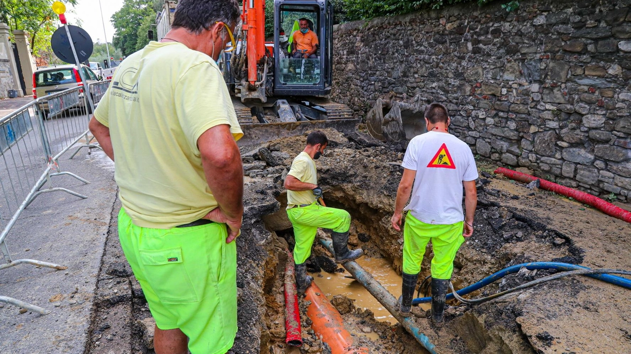 In via San Bernardino i lavori si rivelano più complessi del previsto. La strada è stata interrotta poco prima del sottopasso ferroviario. In via San Bernardino i lavori si rivelano più complessi del previsto. La strada è stata interrotta poco prima del sottopasso ferroviario.