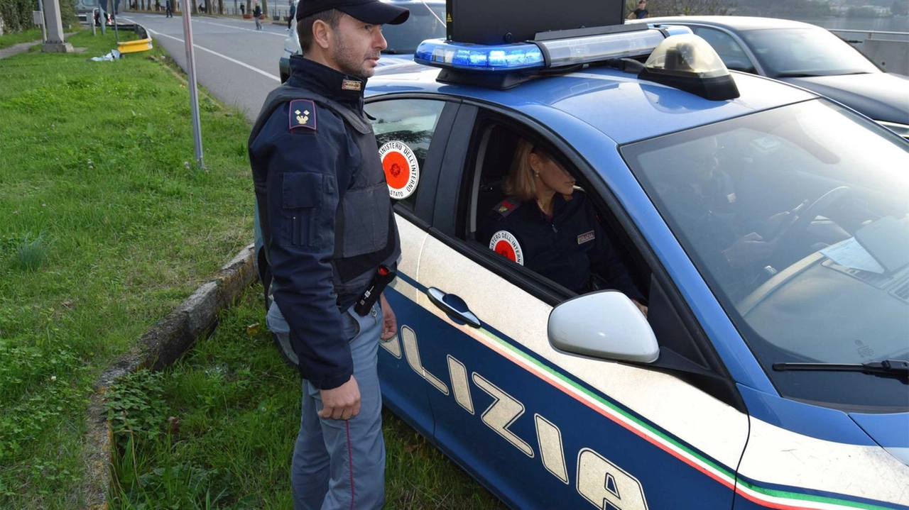 La polizia ha intimato l’alt all’auto ma il guidatore è ripartito a forte velocità superando l’incrocio a semaforo rosso