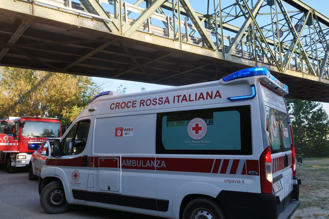 L'ambulanza sotto il Ponte della Becca dove si è verificata la tragedia