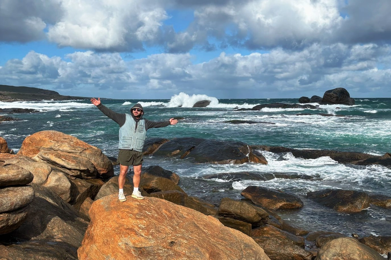 (Foto da inserire nell'articolo) Il 28enne sul mare dell'Australia Occidentale