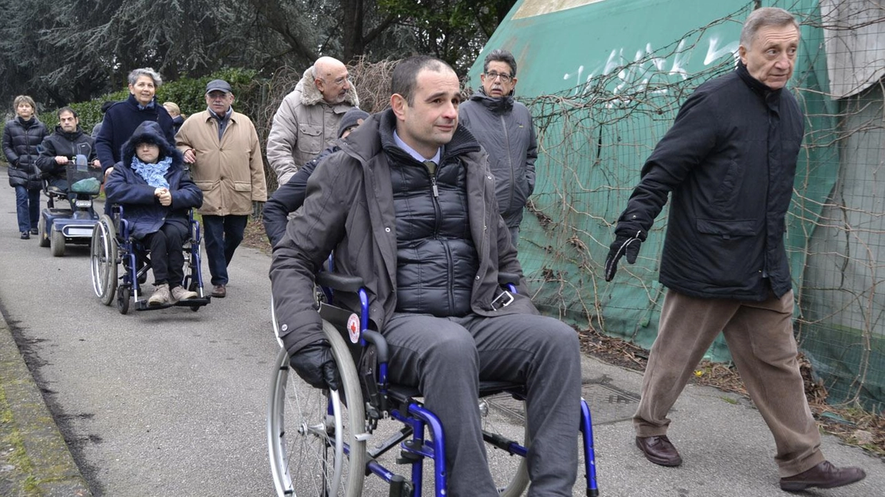 Ettore Fusco, 55 anni, in carrozzina controlla l’accessibilità di strutture ai disabili Ettore Fusco, 55 anni, in carrozzina controlla l’accessibilità di strutture ai disabili