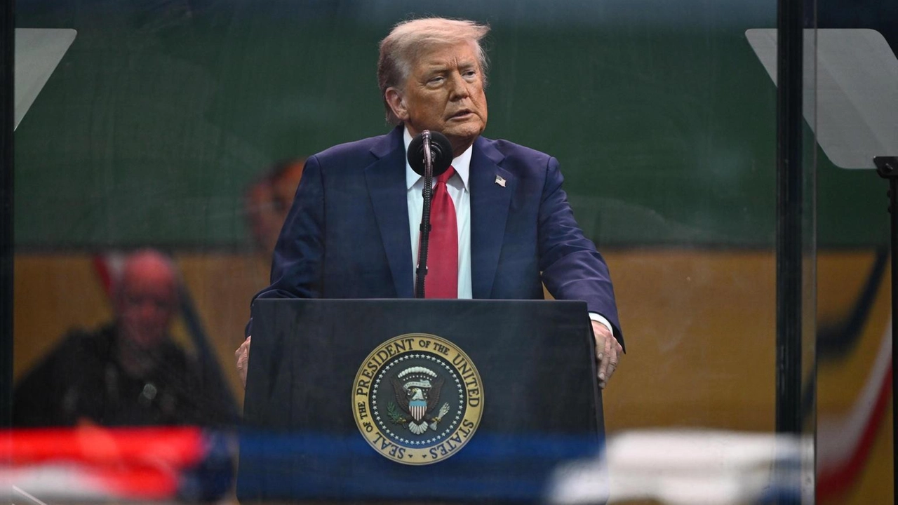 Trump minaccia l'Iran di una risposta militare senza precedenti in caso di attacco, ma apre a un accordo con Israele.