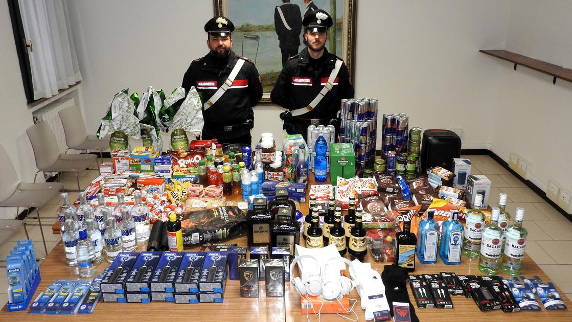 Viadana, furto al supermercato del centro commerciale: due arresti e refurtiva recuperata