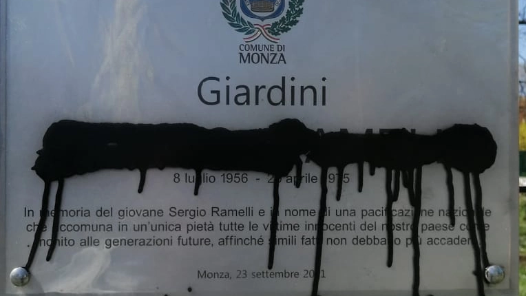 Imbrattata la targa dedicata a Sergio Ramelli a Monza: è polemica in consiglio comunale