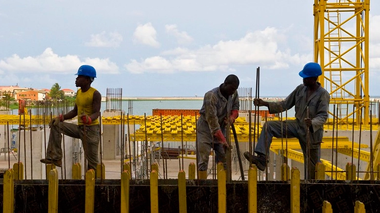 Lo scopo è sempre lo stesso: utilizzare chi è senza tutele per lavorare nei cantieri edili abusivi Lo scopo è sempre lo stesso: utilizzare chi è senza tutele per lavorare nei cantieri edili abusivi