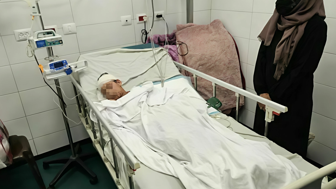 Il piccolo Adam nel letto di una struttura sanitaria ancora in piedi a Gaza, dopo il raid israeliano che ha ucciso. i suoi nove fratelli