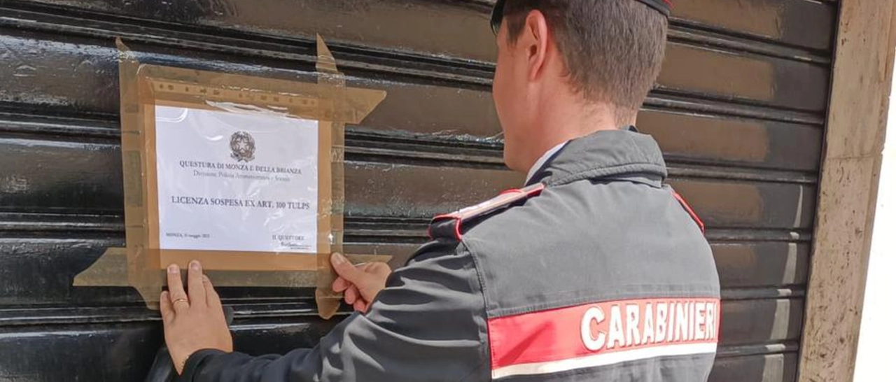 Vende alcol anche a un bambino di 11 anni: mini market chiuso dalla Questura (ma riapre senza permesso)