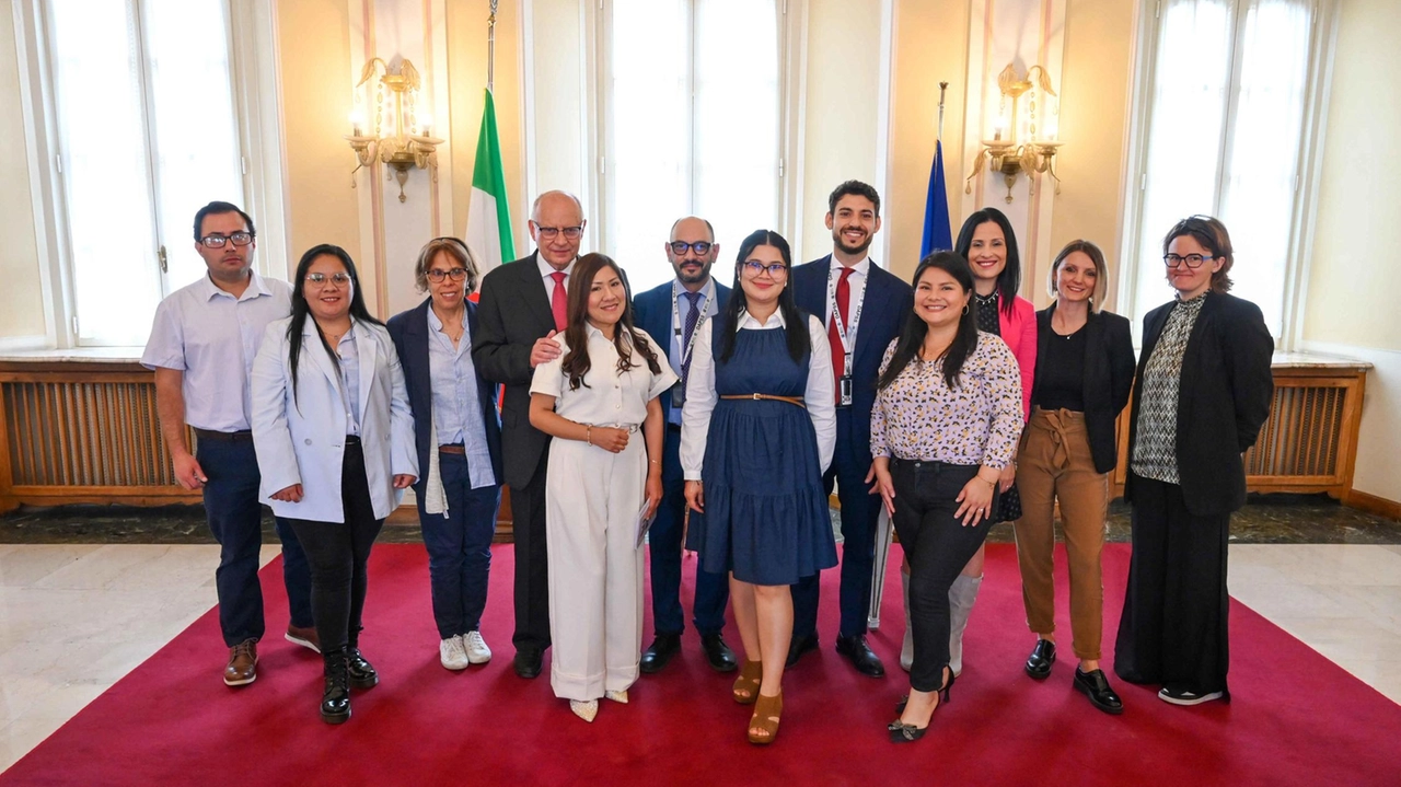 La presentazione del gruppo di nuovi infermieri di nazionalità peruviana che sono stati assunti e che ora sono in servizio all’Asst Sette Laghi Entro fine anno entreranno nell’organico altri dodici operatori La presentazione del gruppo di nuovi infermieri di nazionalità peruviana che sono stati assunti e che ora sono in servizio all’Asst Sette Laghi Entro fine anno entreranno nell’organico altri dodici operatori