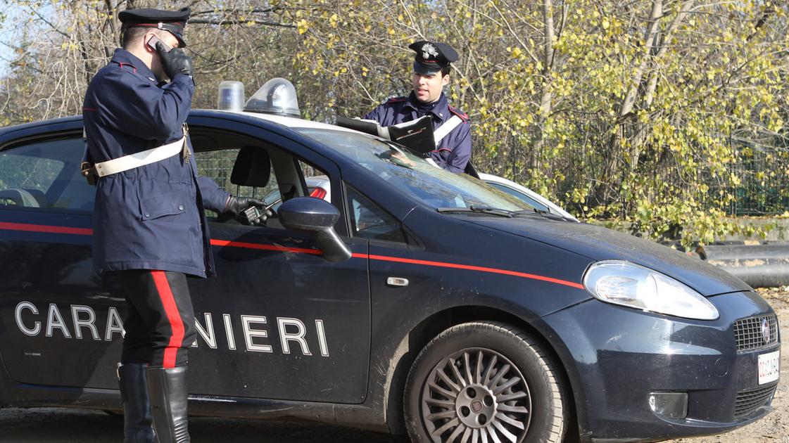merate colpo in tabaccheria il proprietario reagisce ma il rapinatore lo picchia