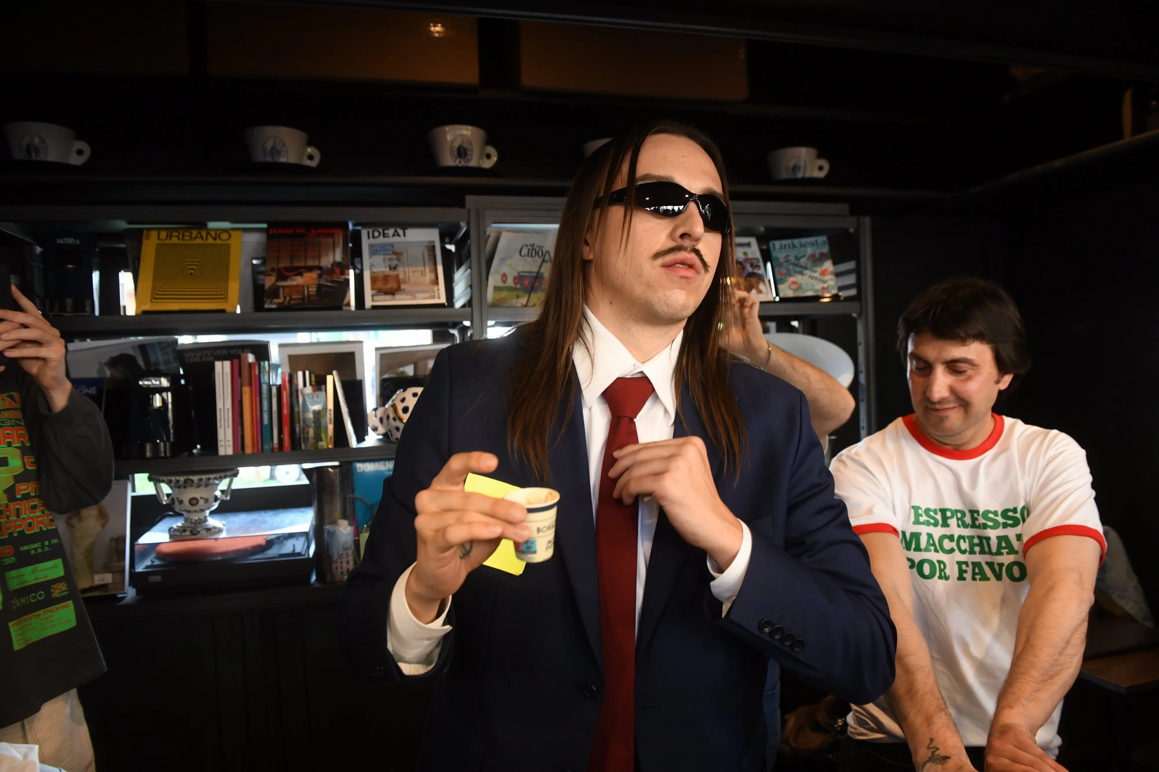 Tommy Cash serve caffè macchiati in un locale di piazza Morbegno a Milano: “Amo l’Italia, all’Eurovision rappresenterò anche il Belpaese”