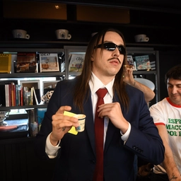 Tommy Cash serve caffè macchiati in un locale di piazza Morbegno a Milano: “Amo l’Italia, all’Eurovision rappresenterò anche il Belpaese”