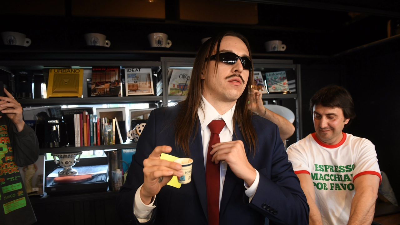 Tommy Cash serve caffè macchiati in un locale di piazza Morbegno a Milano: “Amo l’Italia, all’Eurovision rappresenterò anche il Belpaese”