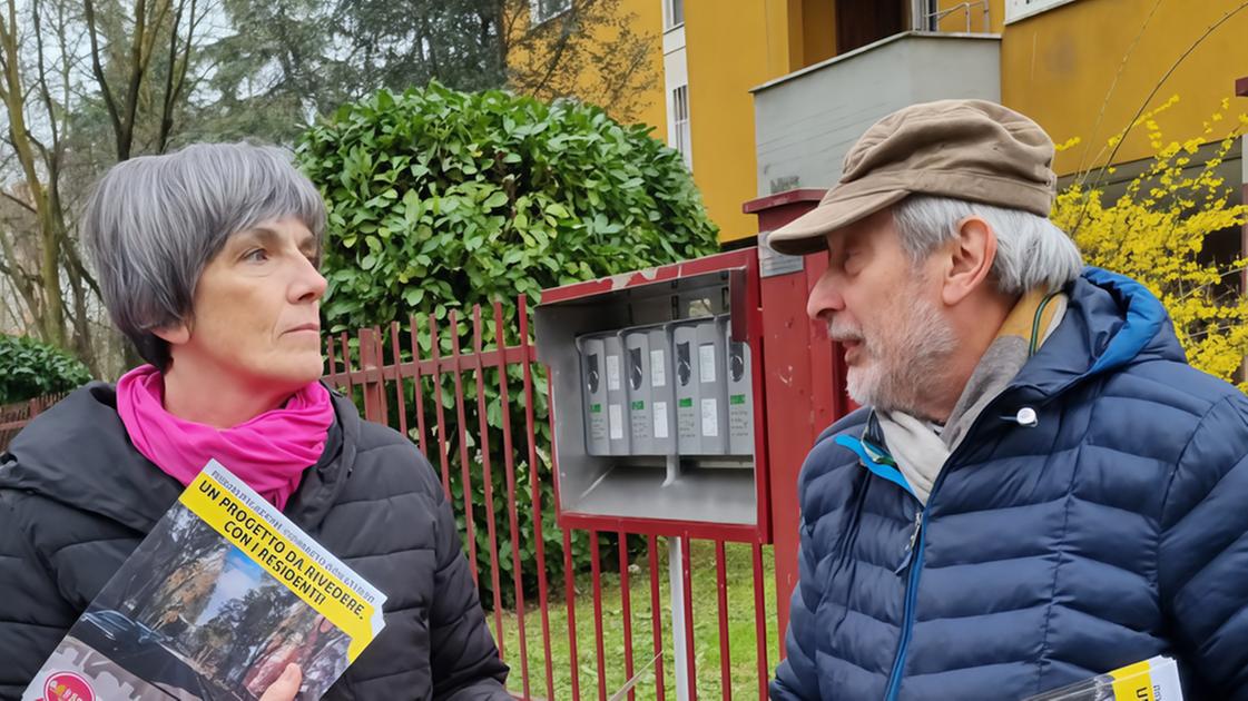 Residenti contro la pista ciclabile: "Piante abbattute, addio posteggi" Residenti contro la pista ciclabile: "Piante abbattute, addio posteggi"