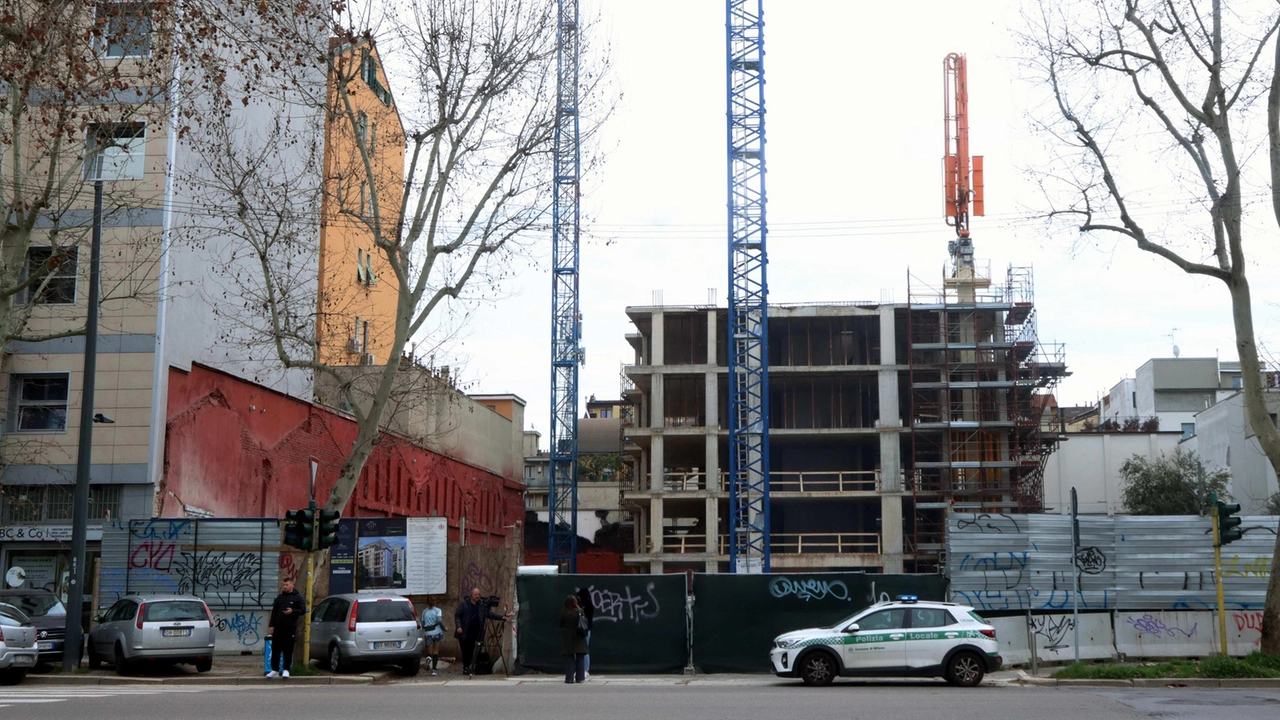 Gli operai sono rientrati nei cantieri sotto sequestro dello Scalo House, per lavori di messa in sicurezza autorizzati dalla Procura... Gli operai sono rientrati nei cantieri sotto sequestro dello Scalo House, per lavori di messa in sicurezza autorizzati dalla Procura...