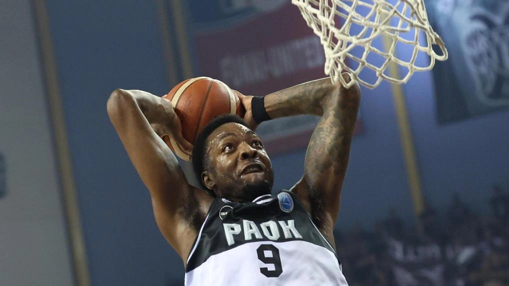 Devonte Upson, centro americano classe 1993, in azione con la maglia del Paok Salonicco durante l’ultima finale di Europe Cup contro Bilbao Devonte Upson, centro americano classe 1993, in azione con la maglia del Paok Salonicco durante l’ultima finale di Europe Cup contro Bilbao