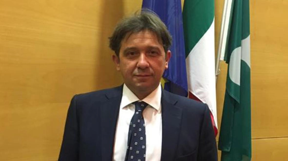 "La gravità della decisione si è resa necessaria per porre fine a una crisi amministrativa e a una paralisi di... "La gravità della decisione si è resa necessaria per porre fine a una crisi amministrativa e a una paralisi di...