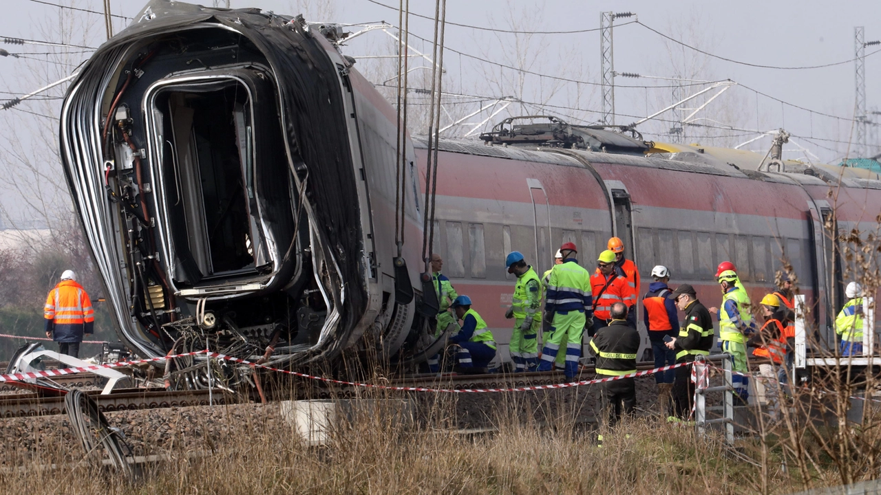 La rimozione del Frecciarossa 1000 dai binari dell'alta velocità La rimozione del Frecciarossa 1000 dai binari dell'alta velocità