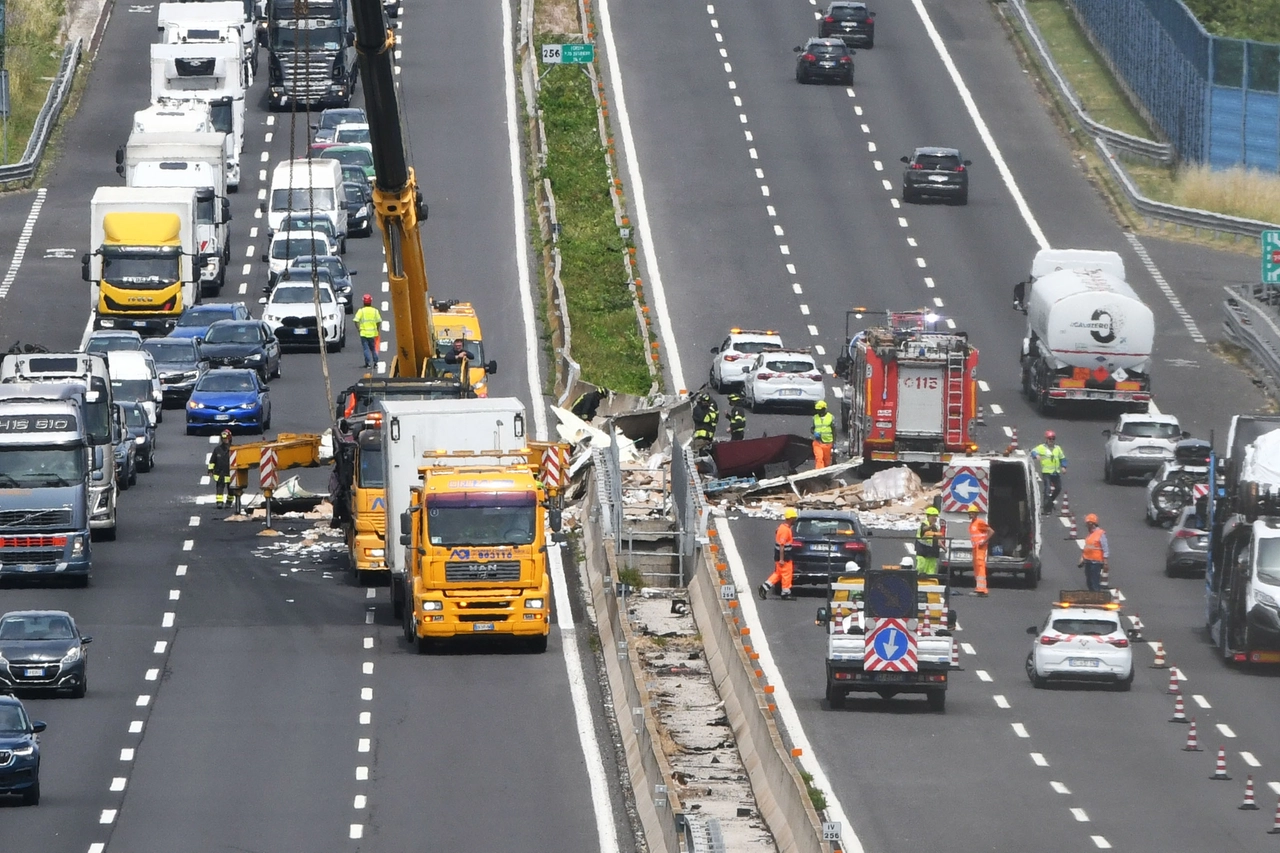 Incidente sull'A4 all’altezza di Dalmine. Coinvolte quattro auto, un mezzo pesante e un furgone (foto archivio)