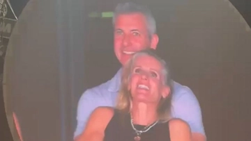 Andy Byron e Kristin Cabot sospesi dal lavoro: erano stati ‘pizzicati’ al concerto dei Coldplay