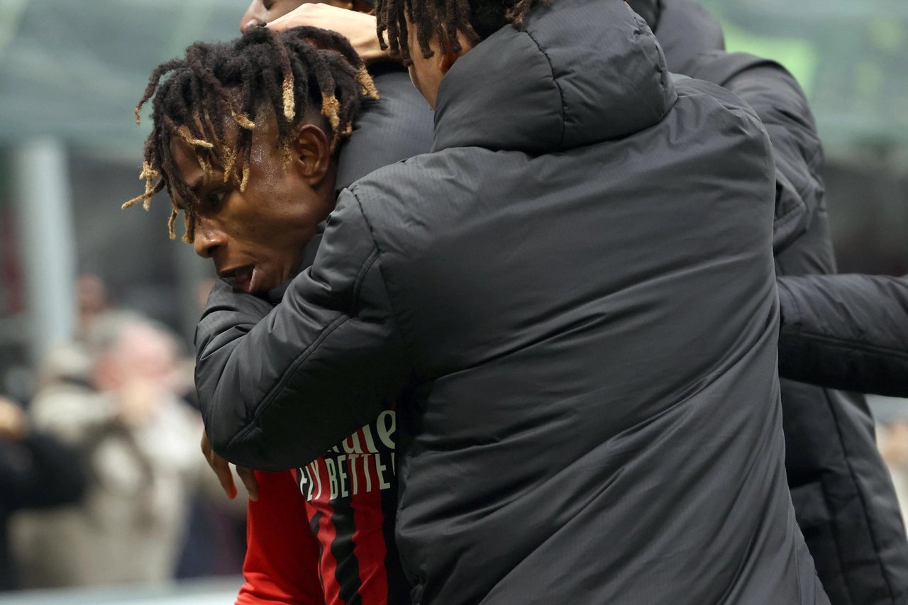Samuel Chukwueze esulta dopo il 3 a 2 contro il Parma che suggella la vittoria rossonera