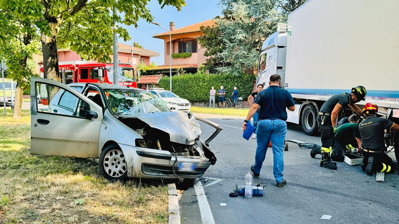 Rozzano, incidente stradale. Auto incastrata nel tir in viale Lazio. Rozzano, incidente stradale. Auto incastrata nel tir in viale Lazio.