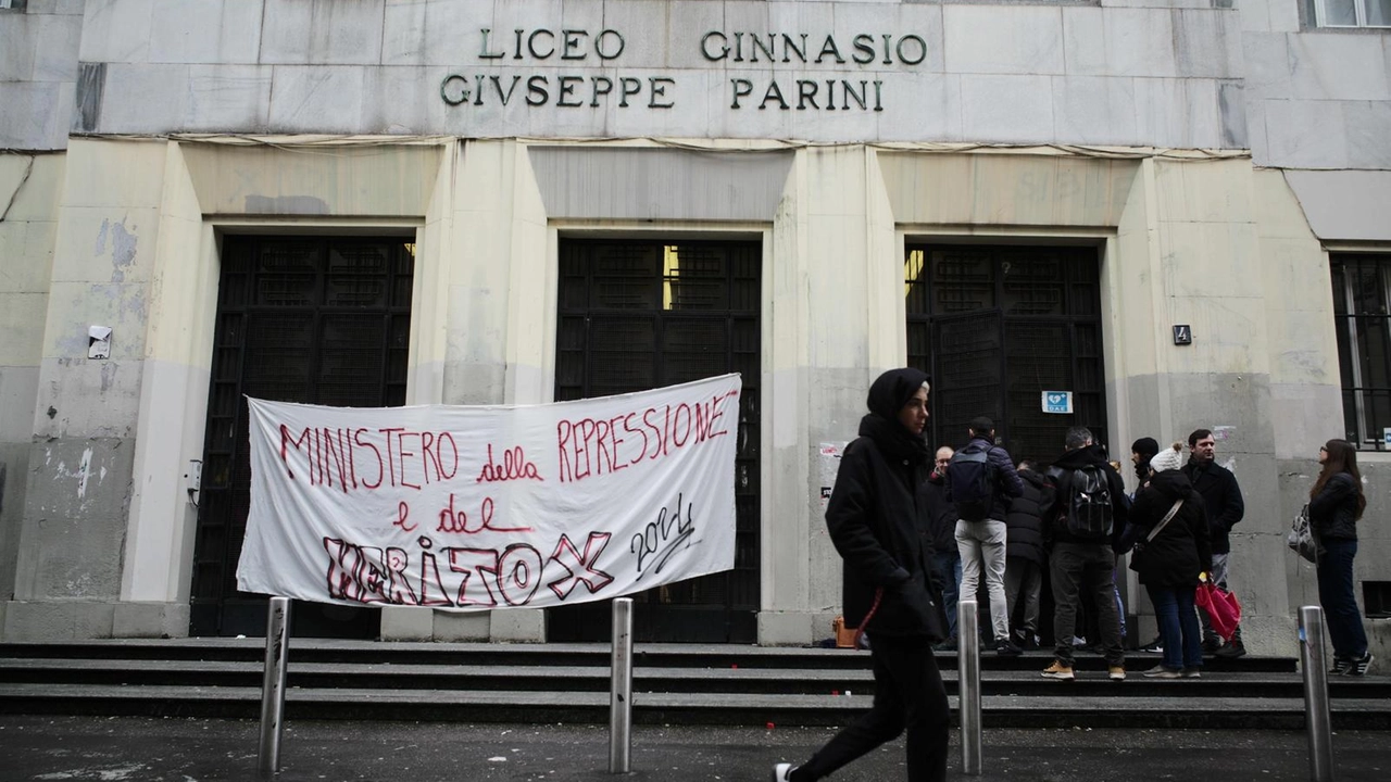 L'esterno del Parini occupato (foto Canella)