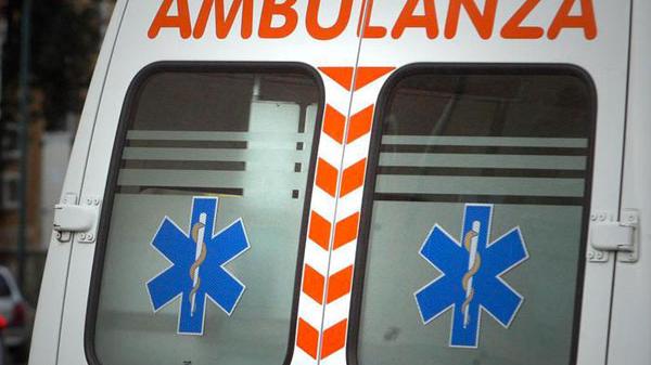 Ragazza accende un fuoco ma la bottiglietta d’alcol le esplode in faccia: è gravissima Ragazza accende un fuoco ma la bottiglietta d’alcol le esplode in faccia: è gravissima