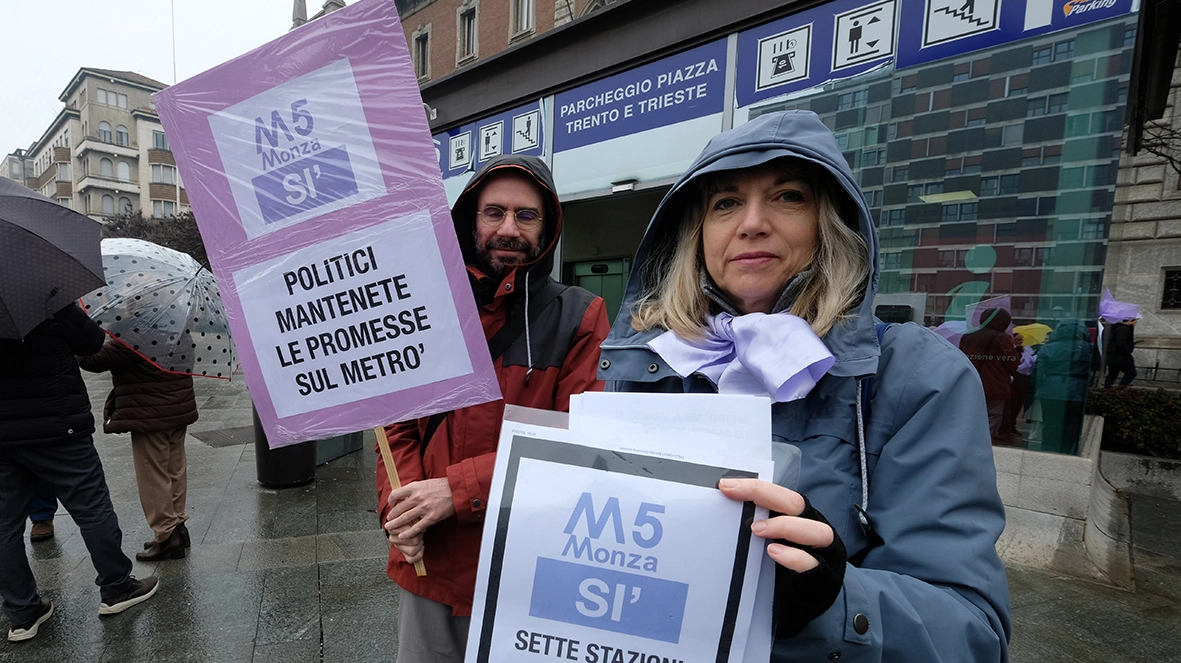 La protesta dei cittadini contro l’ennesimo stop all’iter del progetto di prolungamento della M5 fino a Monza La protesta dei cittadini contro l’ennesimo stop all’iter del progetto di prolungamento della M5 fino a Monza