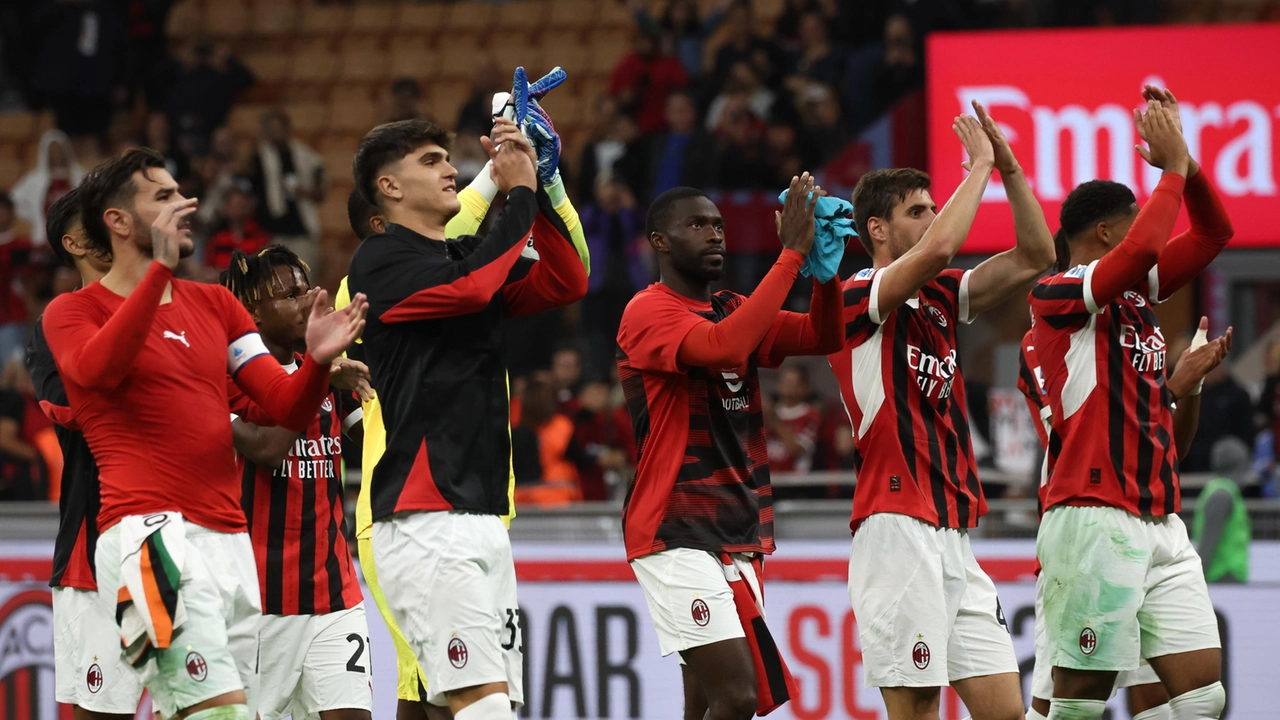A fine partita i giocatori rossoneri ricambiano l'applauso dei tifosi A fine partita i giocatori rossoneri ricambiano l'applauso dei tifosi