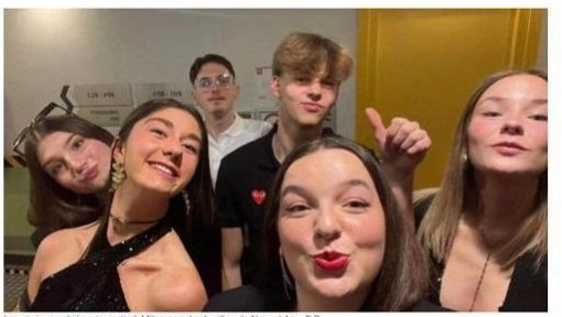 Il gruppo di amici belgi posano sorridenti per un selfie. Una vacanza rovinata a Capodanno in piazza Duomo. La prima a sinistra, in primo piano, è Laura Barbier Il gruppo di amici belgi posano sorridenti per un selfie. Una vacanza rovinata a Capodanno in piazza Duomo. La prima a sinistra, in primo piano, è Laura Barbier