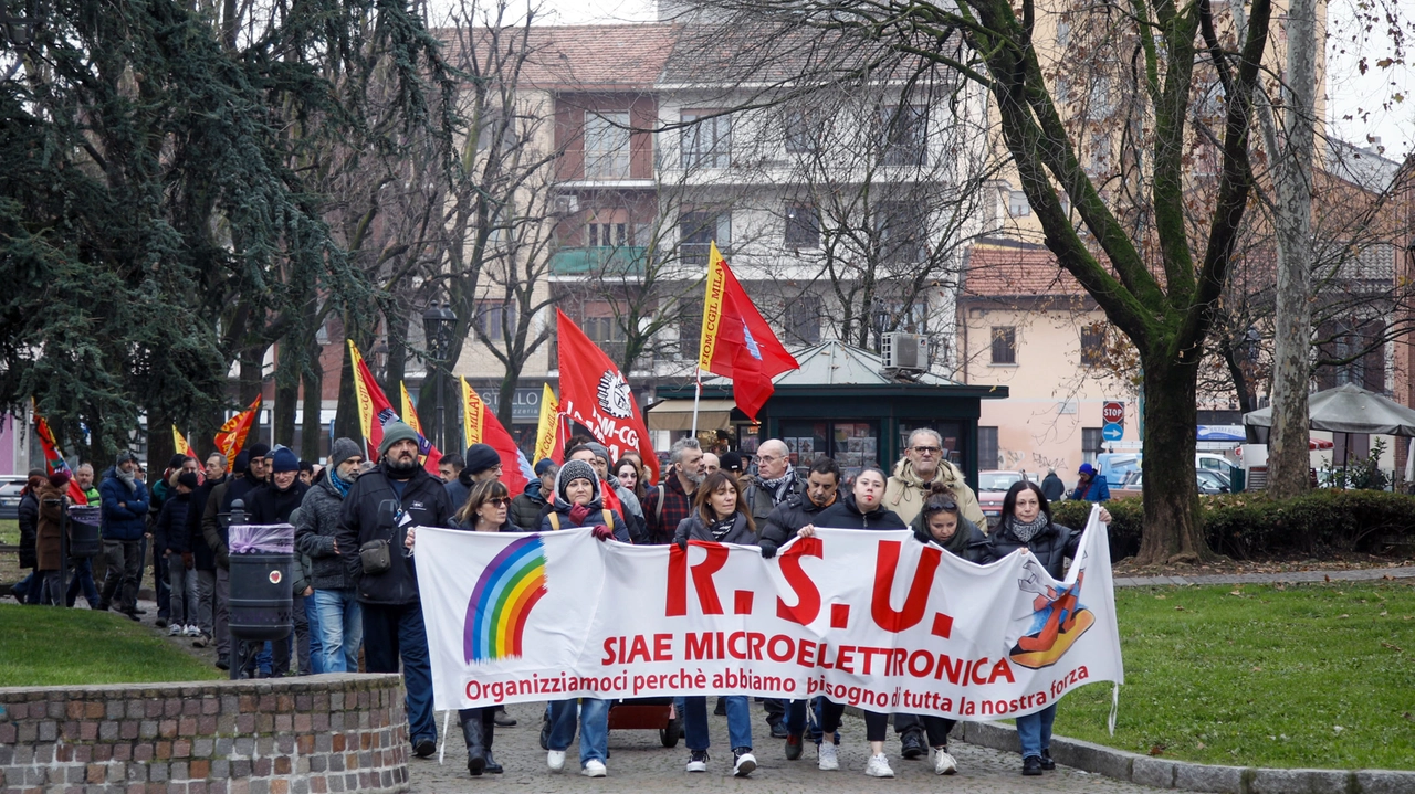 Una delle manifestazioni dei lavoratori di Siae Microelettronica che lottano per salvare i posti di lavoro ed evitare la delocalizzazione dell’azienda all’estero Una delle manifestazioni dei lavoratori di Siae Microelettronica che lottano per salvare i posti di lavoro ed evitare la delocalizzazione dell’azienda all’estero
