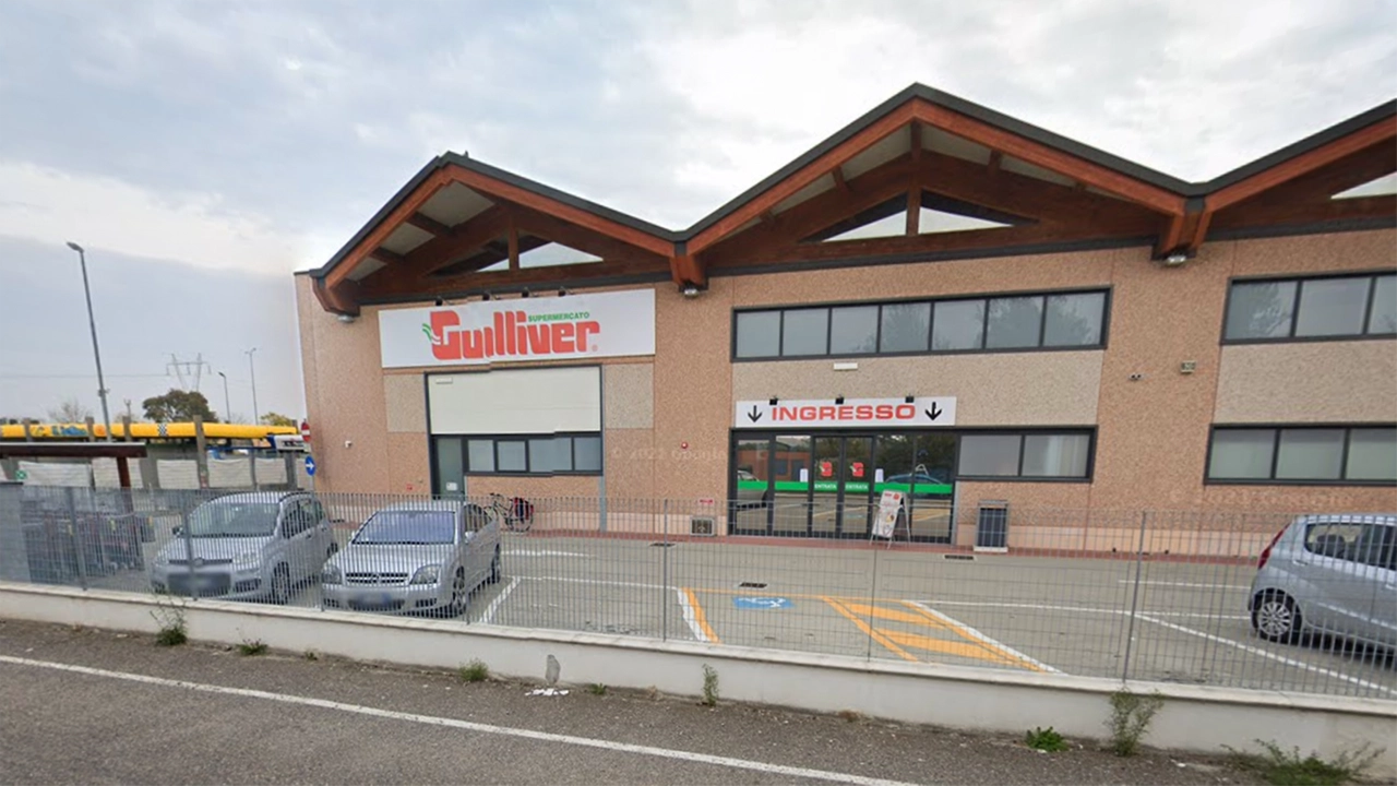 Il supermercato derubato dai malviventi (Google) Il supermercato derubato dai malviventi (Google)