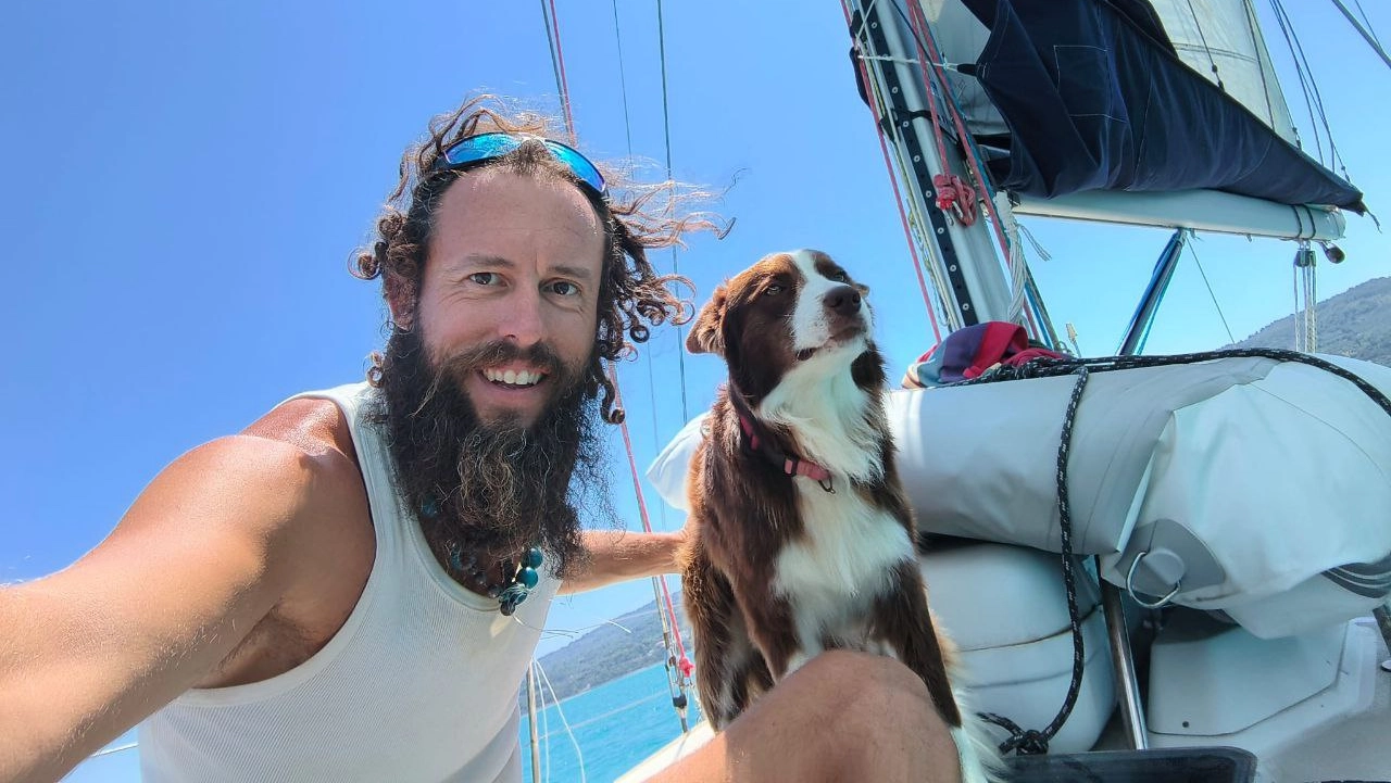 Stefano Rotta, 40 anni, con il suo cane Fiume