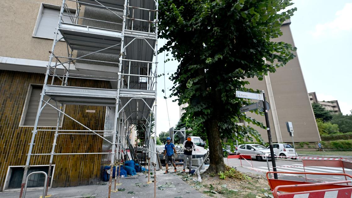 tragedia sfiorata a corsico cede parte della mura esterne di una palazzina