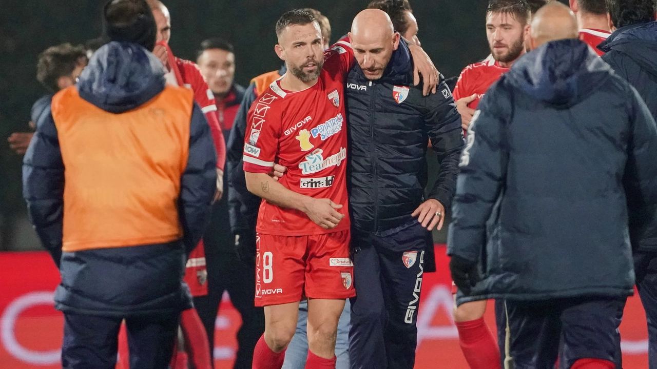 Mister Possanzini e capitan Burrai, due preziosi punti fermi per la compagine biancorossa Mister Possanzini e capitan Burrai, due preziosi punti fermi per la compagine biancorossa