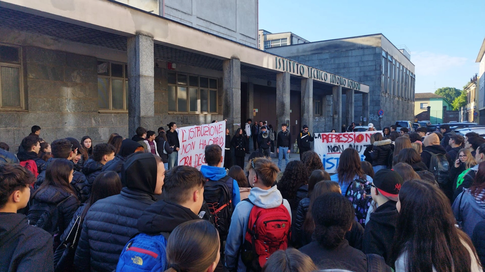 Gli studenti in protesta davanti al Bordoni