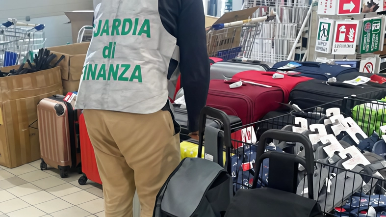 Como, blitz della GdF: ritirati 1.528 articoli Como, blitz della GdF: ritirati 1.528 articoli