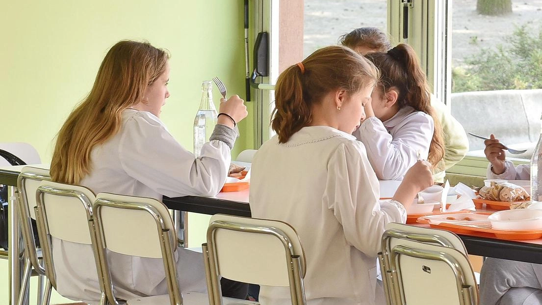 Alcuni bambini della scuola primaria Moscati a Milano si sono sentiti male dopo aver mangiato uova lunedì. Ipotesi di uova marce, ma nessuna conferma di intossicazione alimentare. Indagini in corso.