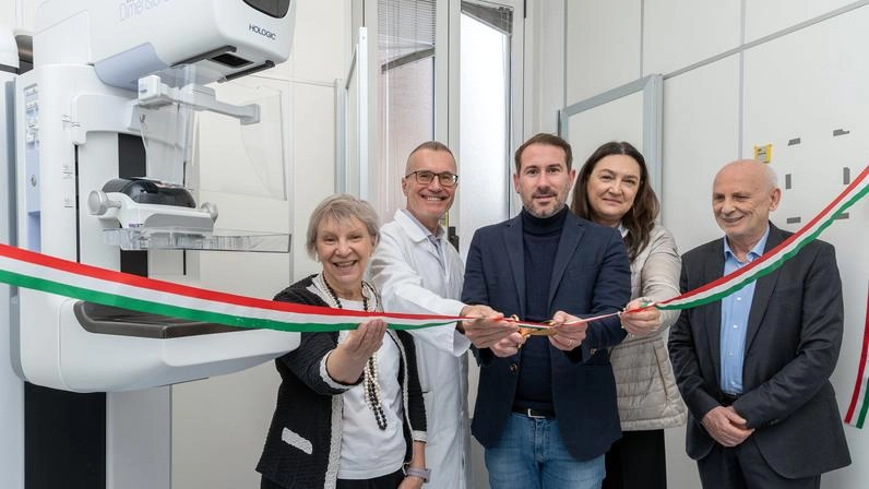 Il taglio del nastro del mammografo di ultima generazione, che consente esami meno dolorosi e più precisi nell’individuare eventuali formazioni tumorali