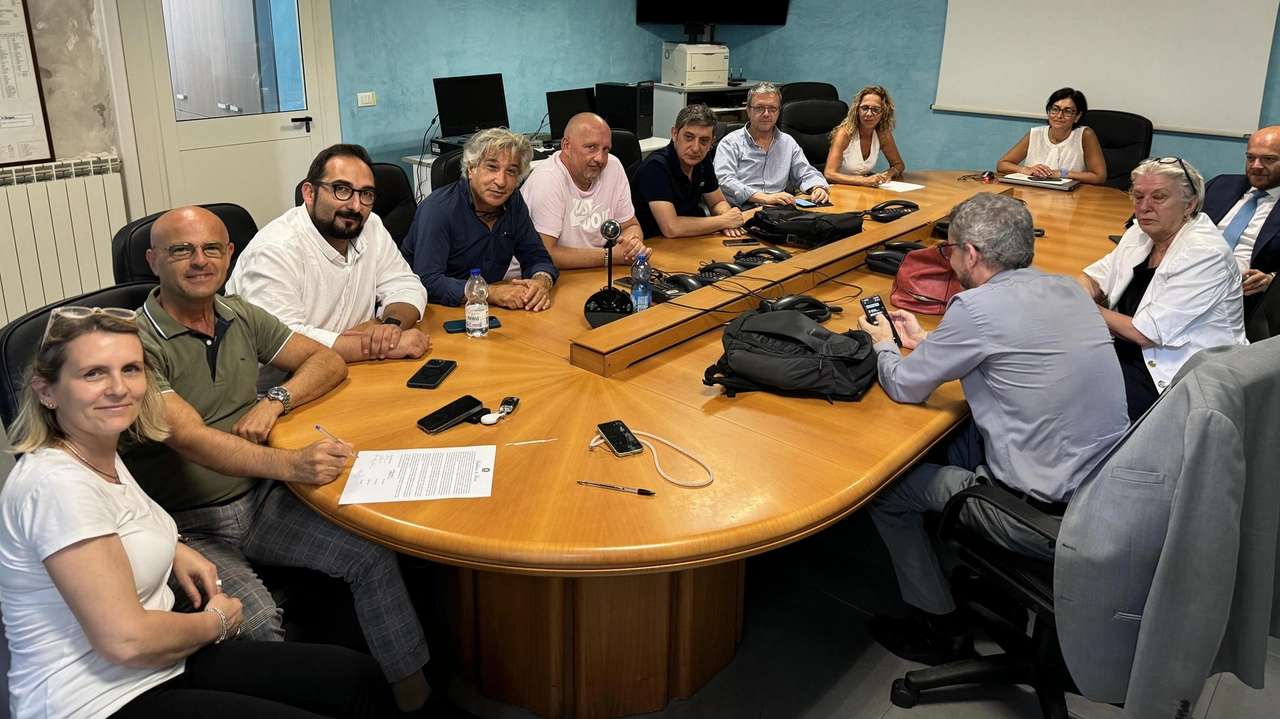 La tregua è stata firmata ieri durante l’incontro che Cgil, Cisl, Uil e Fials hanno avuto con i vertici davanti al Capo di gabinetto Cecilia Nardelli Ora i sindacati atttendono una proposta dall’azienda per metà settembre La tregua è stata firmata ieri durante l’incontro che Cgil, Cisl, Uil e Fials hanno avuto con i vertici davanti al Capo di gabinetto Cecilia Nardelli Ora i sindacati atttendono una proposta dall’azienda per metà settembre