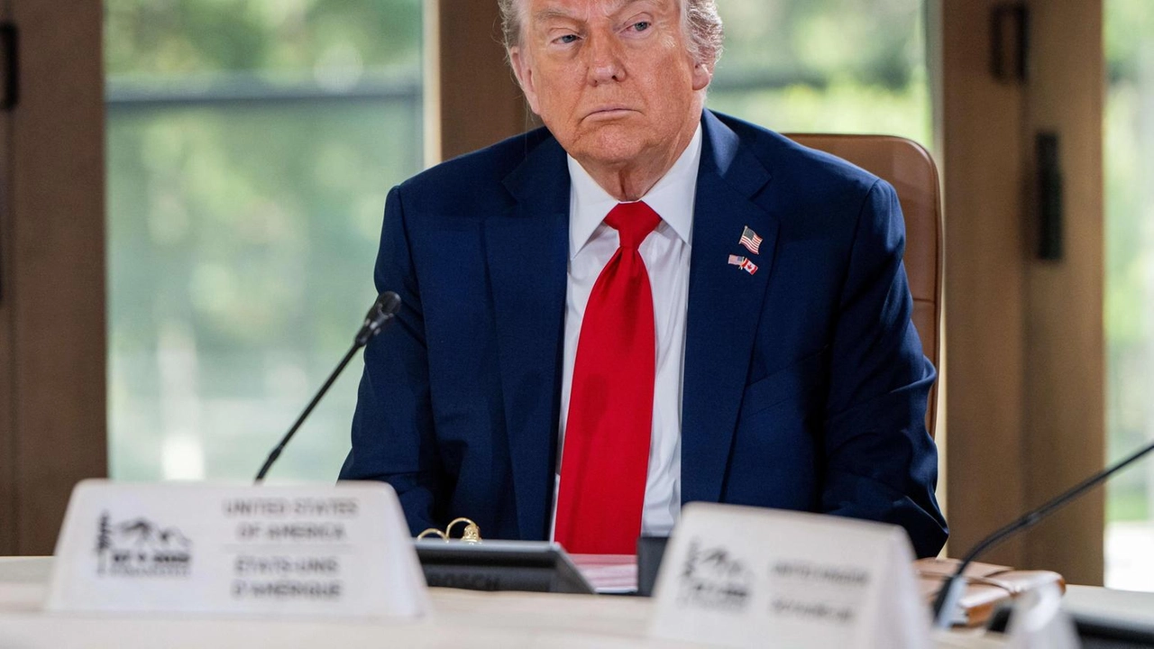 Trump accusa Powell di non tagliare i tassi e sostiene che una riduzione di 2,5 punti farebbe risparmiare miliardi sul debito. Trump accusa Powell di non tagliare i tassi e sostiene che una riduzione di 2,5 punti farebbe risparmiare miliardi sul debito.