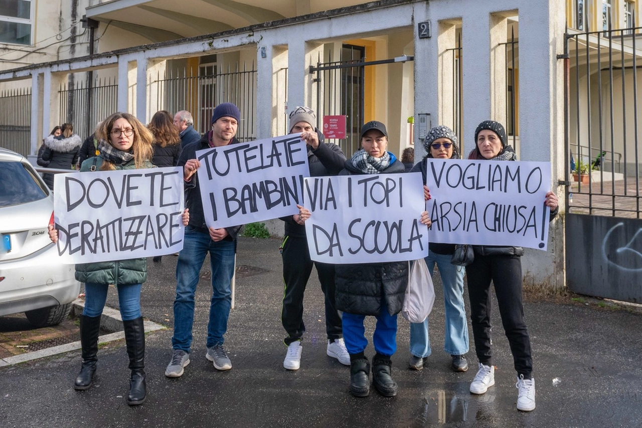 La protesta dei genitori fuori dall'asilo