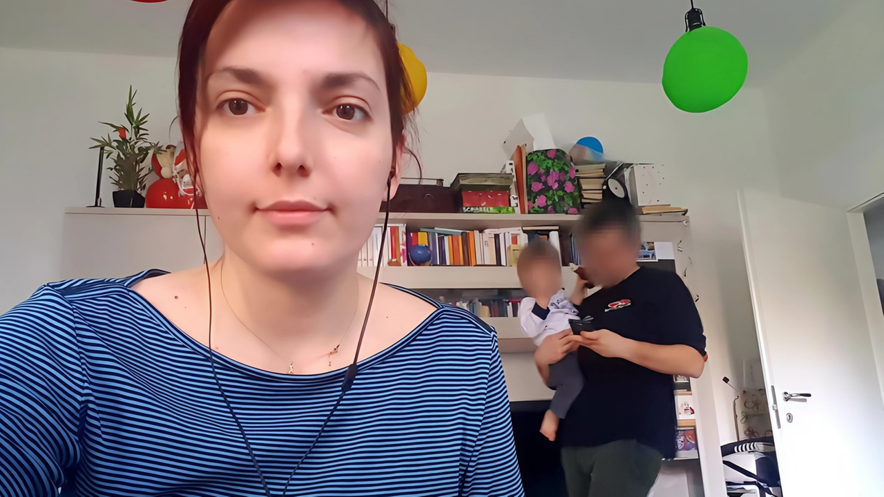 La consigliera comunale del Pd Angelica Vasile davanti al computer a casa con la famiglia La consigliera comunale del Pd Angelica Vasile davanti al computer a casa con la famiglia